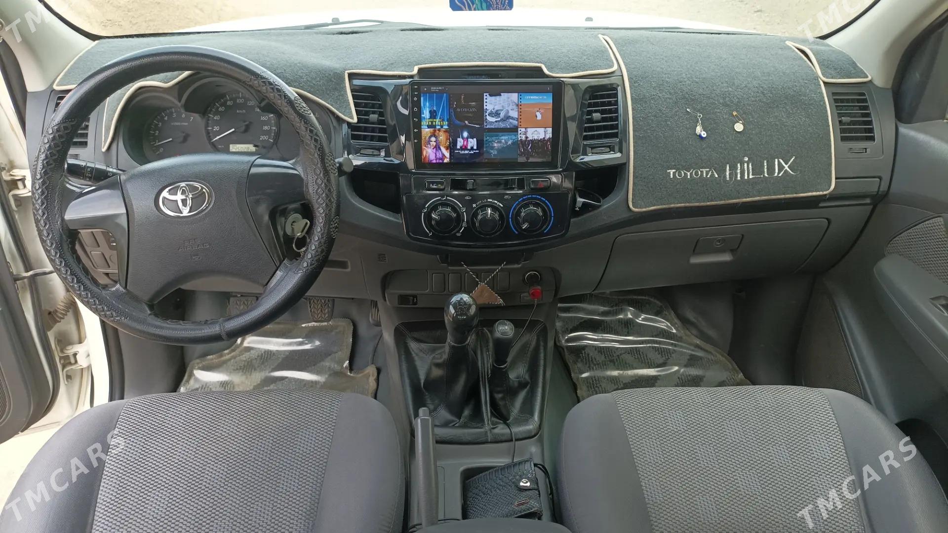 Toyota Hilux 2012 - 340 000 TMT - Hazar - img 2