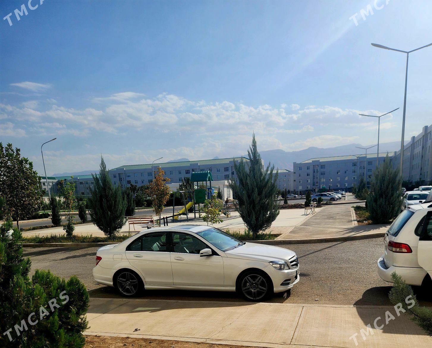 Mercedes-Benz C300 2011 - 200 000 TMT - Podwoýski köç. (Bitarap Türkmenistan şaýoly) - img 3