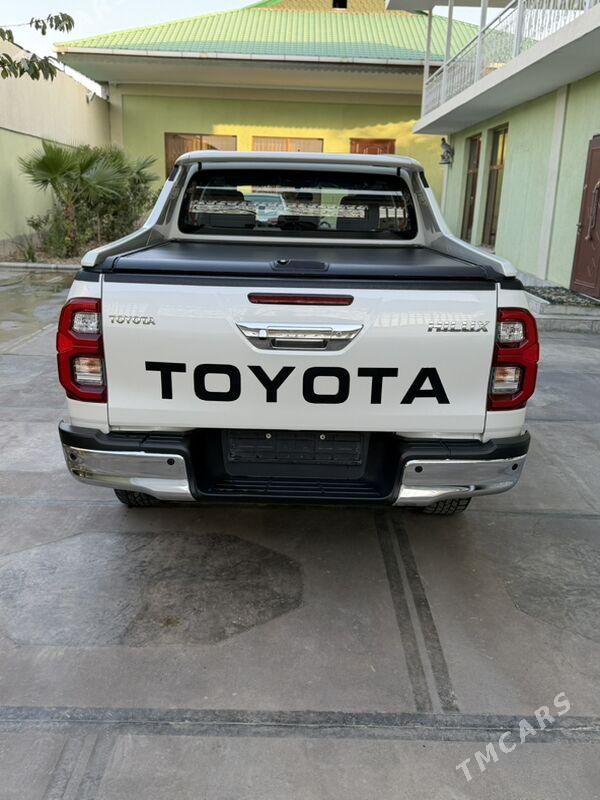 Toyota Hilux 2022 - 588 000 TMT - Aşgabat - img 3