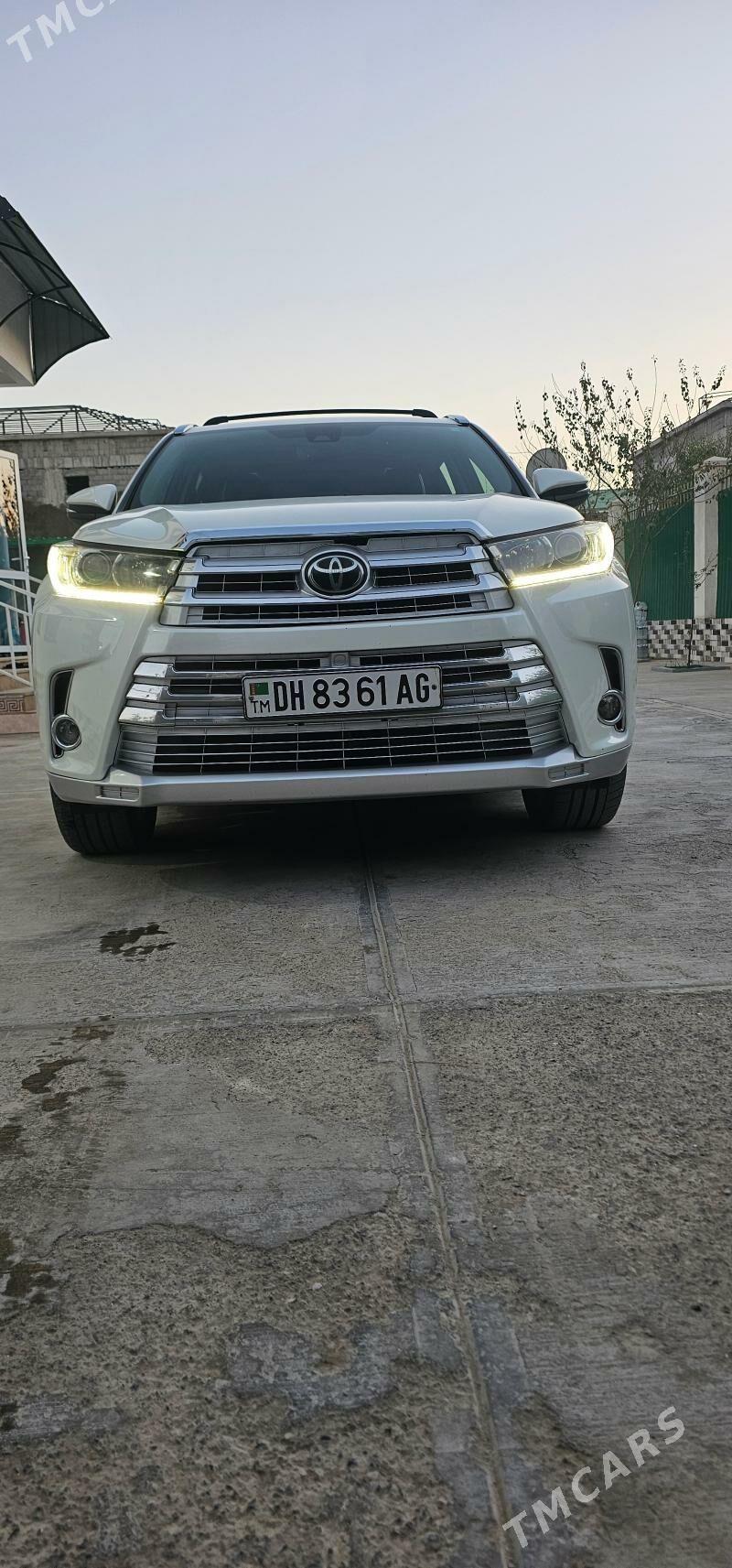 Toyota Highlander 2017 - 515 000 TMT - Бузмеин - img 3
