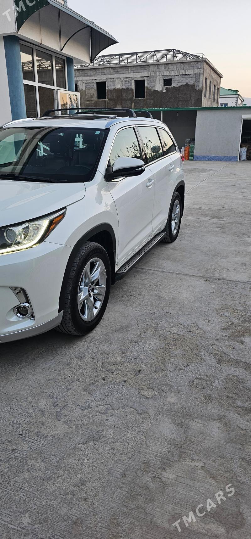 Toyota Highlander 2017 - 515 000 TMT - Бузмеин - img 4