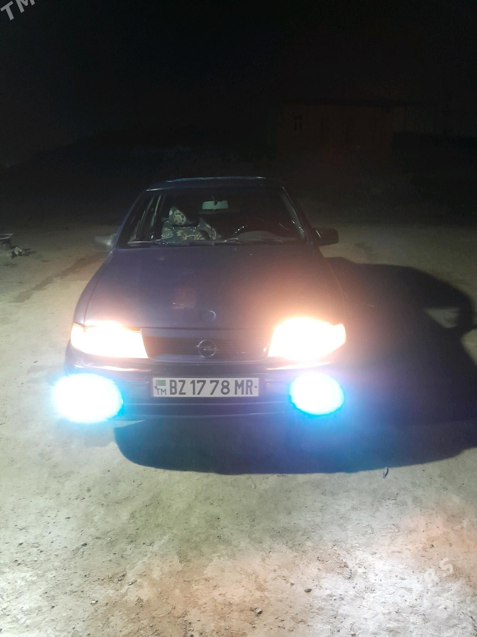 Opel Vectra 1990 - 25 000 TMT - Ёлётен - img 3