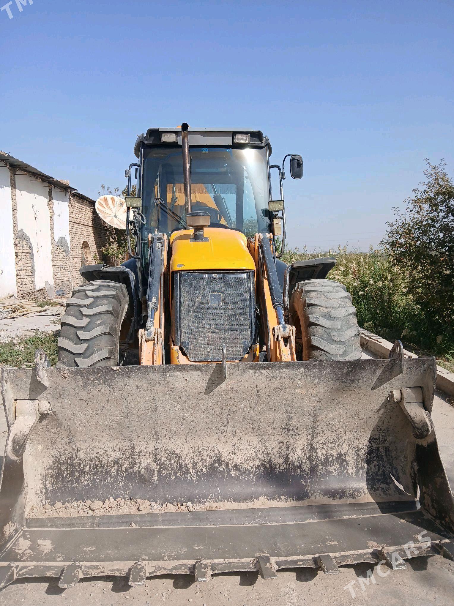 JCB 4CX ECO 2010 - 700 000 TMT - Туркменабат - img 2