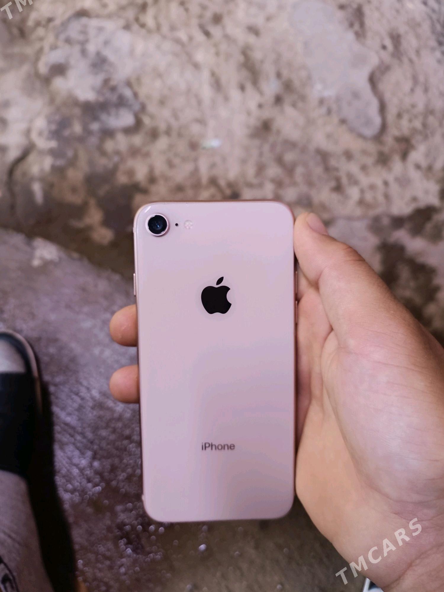 iPhone 8 - Sarahs - img 1