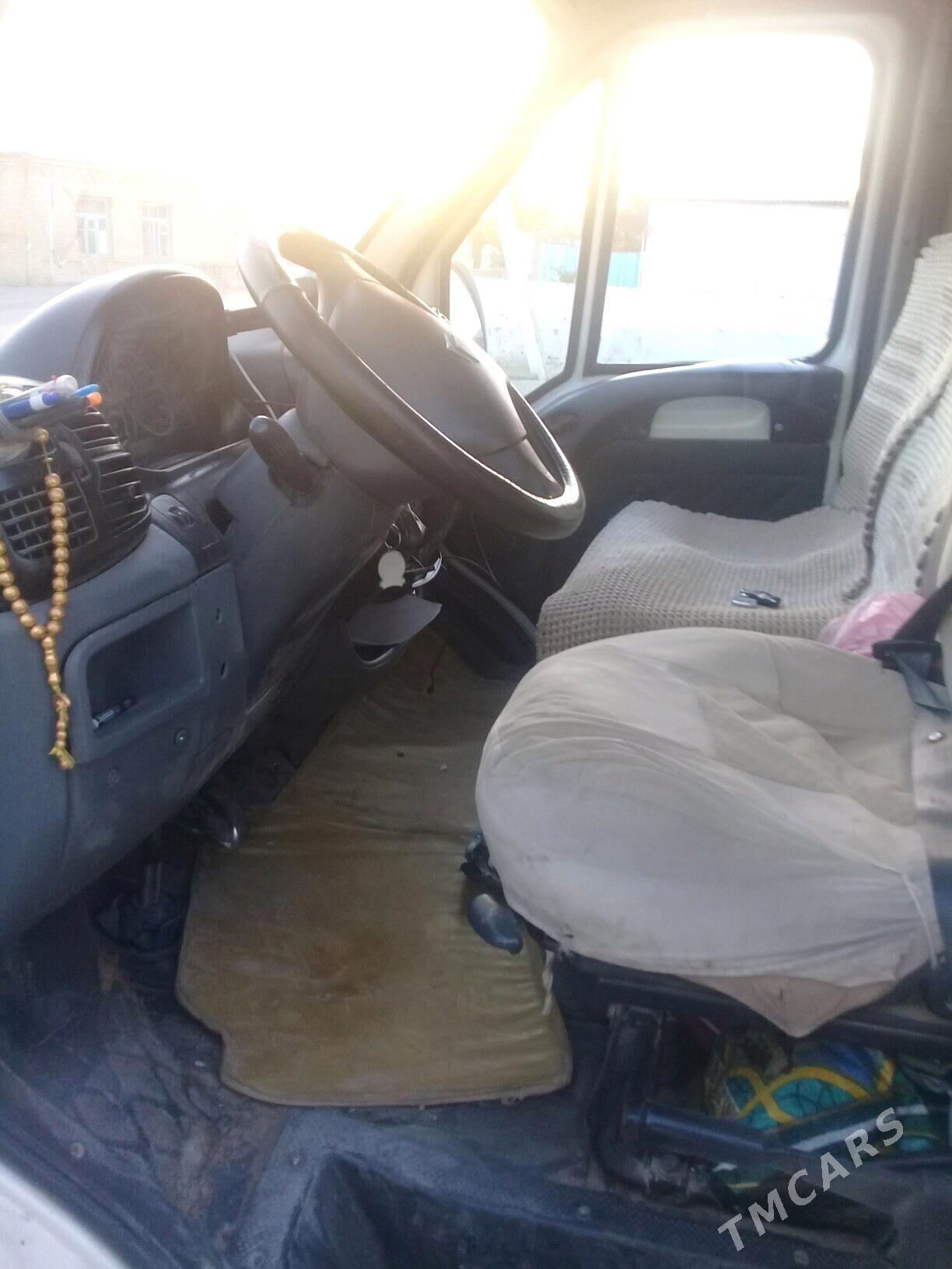 Toyota Hiace 2010 - 133 000 TMT - Бахарден - img 2