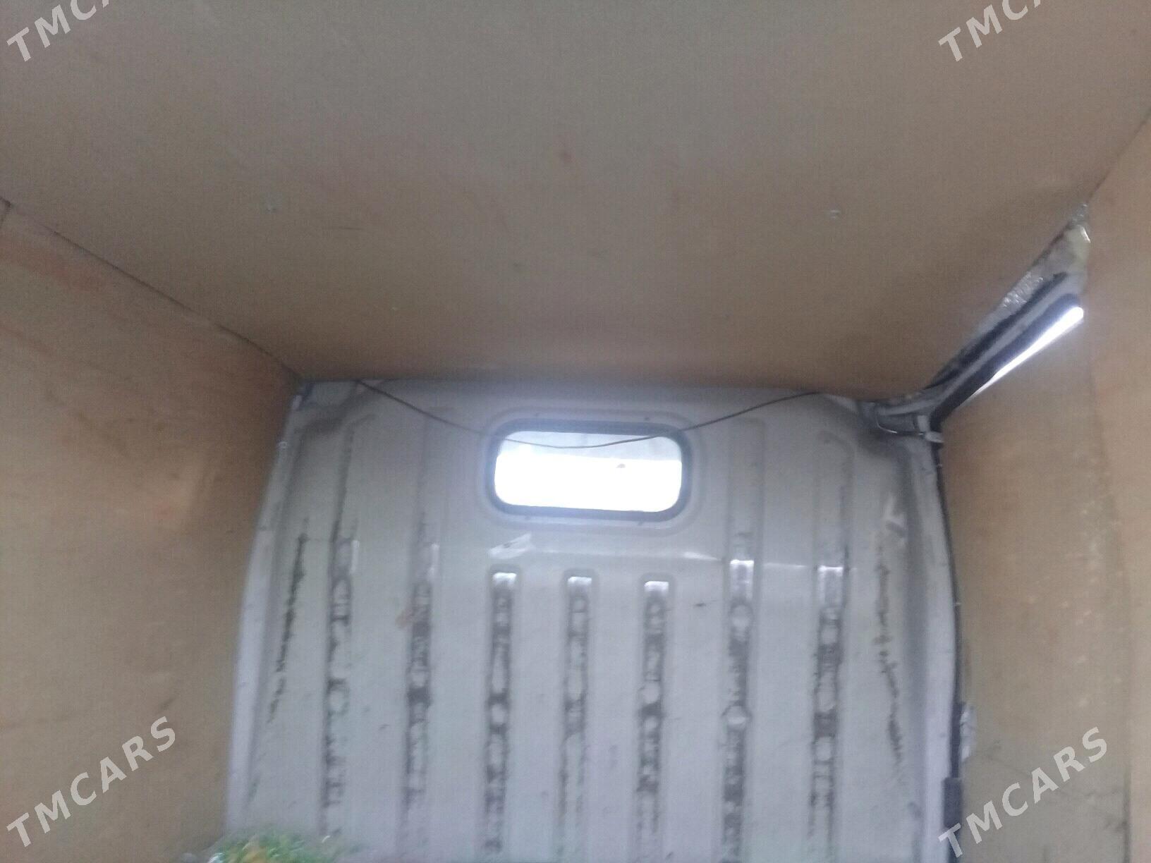 Toyota Hiace 2010 - 133 000 TMT - Бахарден - img 5