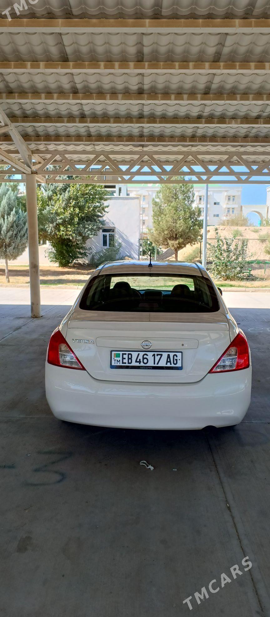Nissan Versa 2011 - 113 000 TMT - Кëши - img 3
