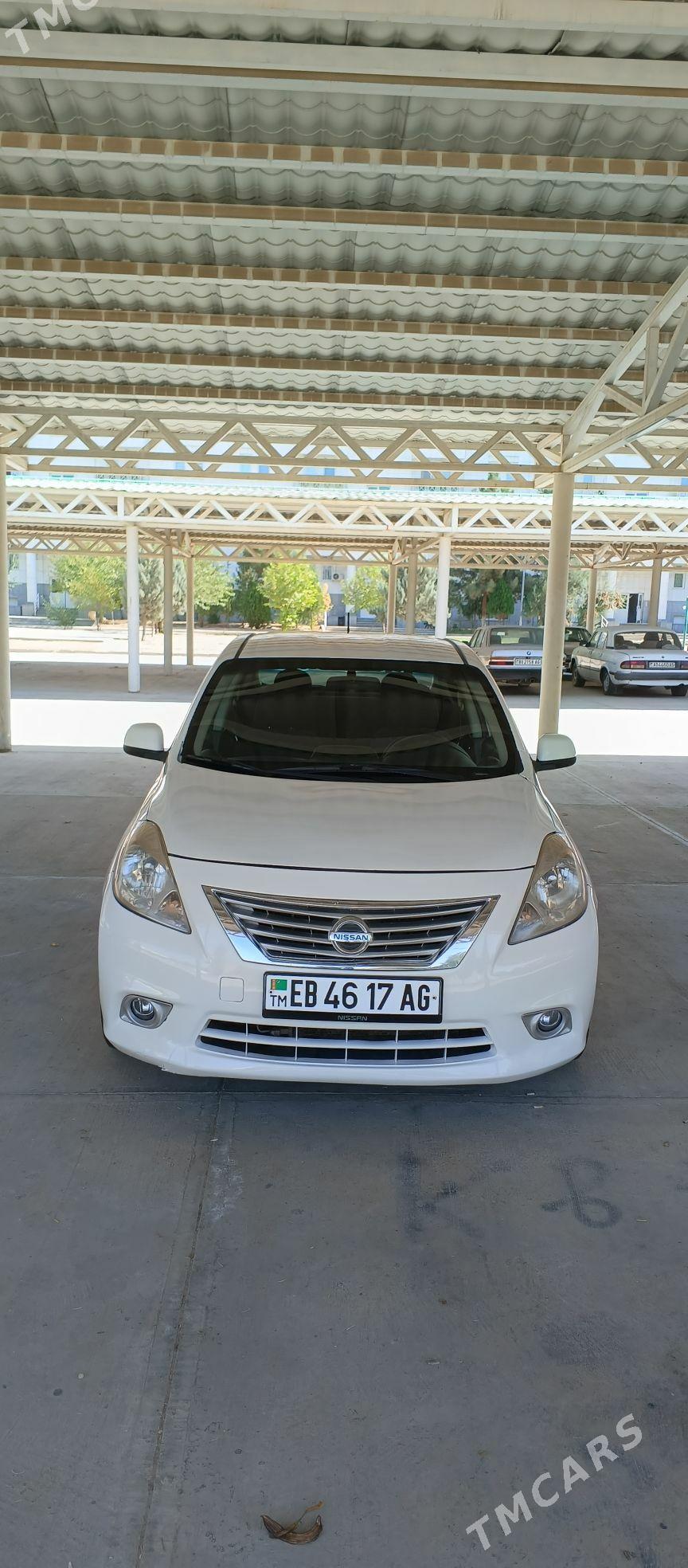 Nissan Versa 2011 - 113 000 TMT - Кëши - img 2