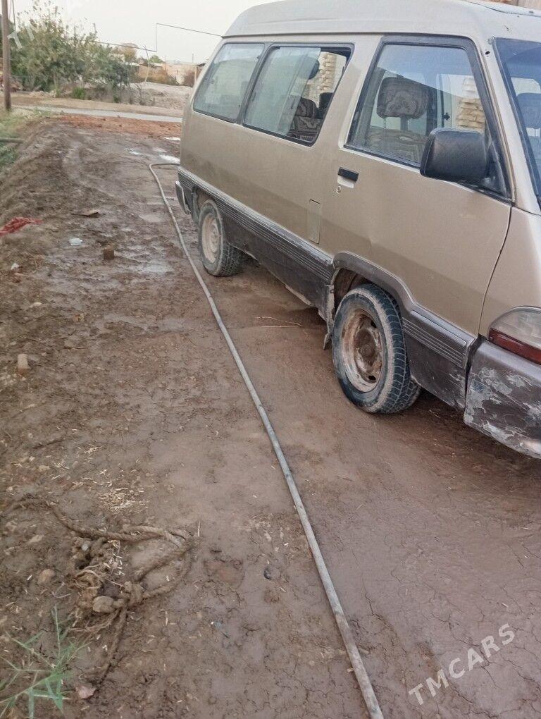 Toyota Town Ace 1984 - 10 000 TMT - Саят - img 2