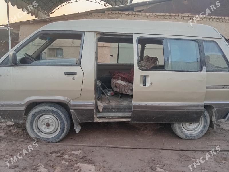 Toyota Town Ace 1984 - 10 000 TMT - Саят - img 5