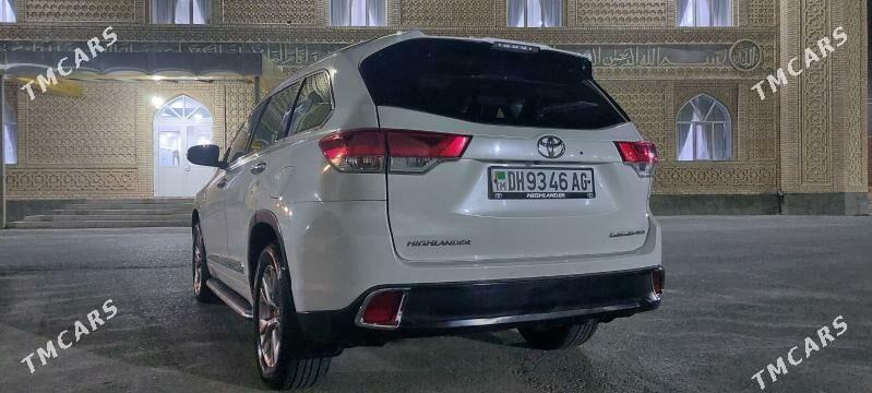 Toyota Highlander 2015 - 410 000 TMT - Бузмеин - img 9