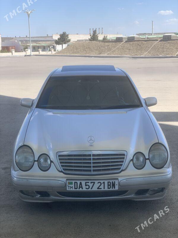 Mercedes-Benz E320 2000 - 130 000 TMT - Балканабат - img 3