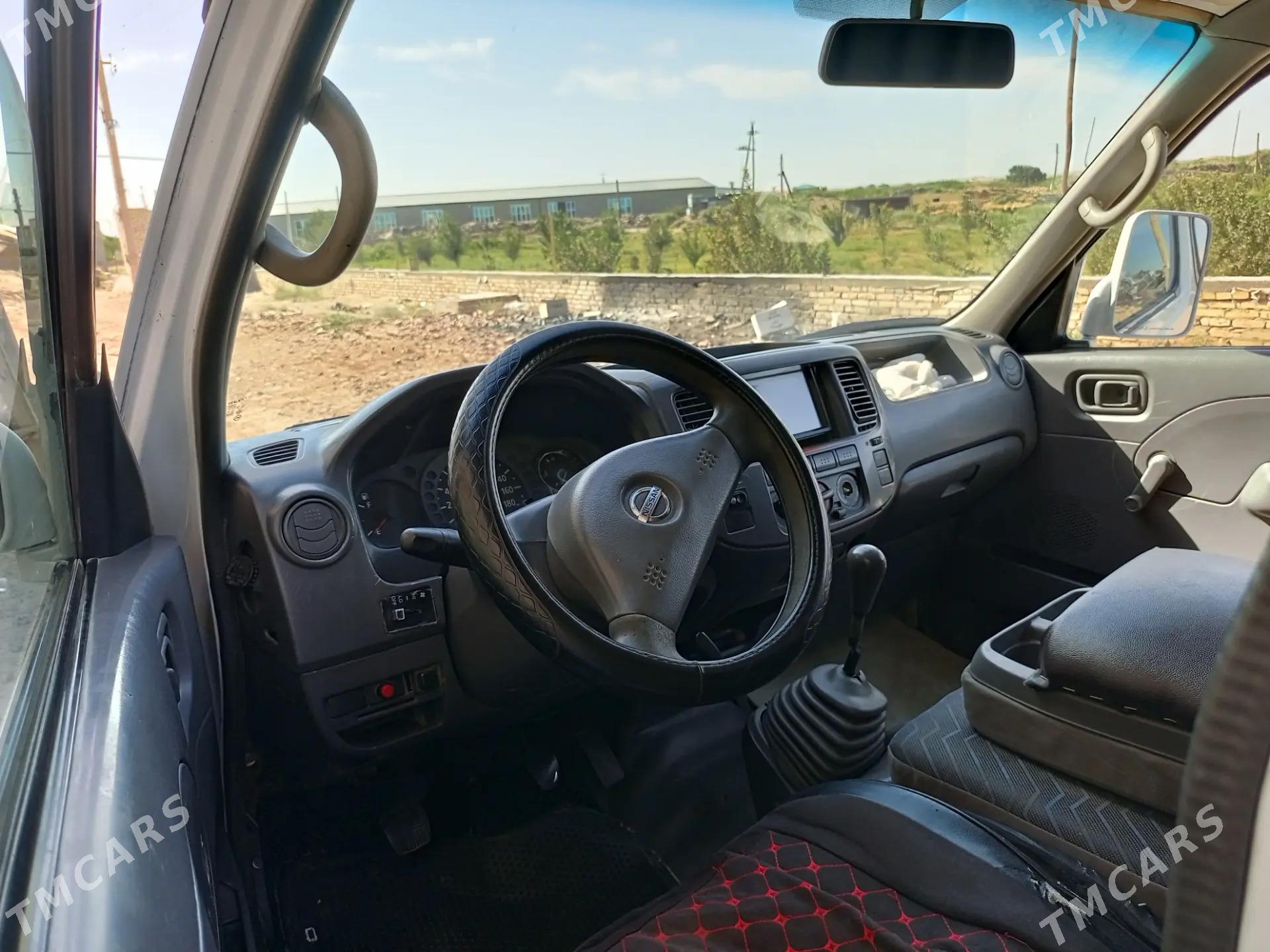 Nissan Urvan 2005 - 110 000 TMT - Дянев - img 1