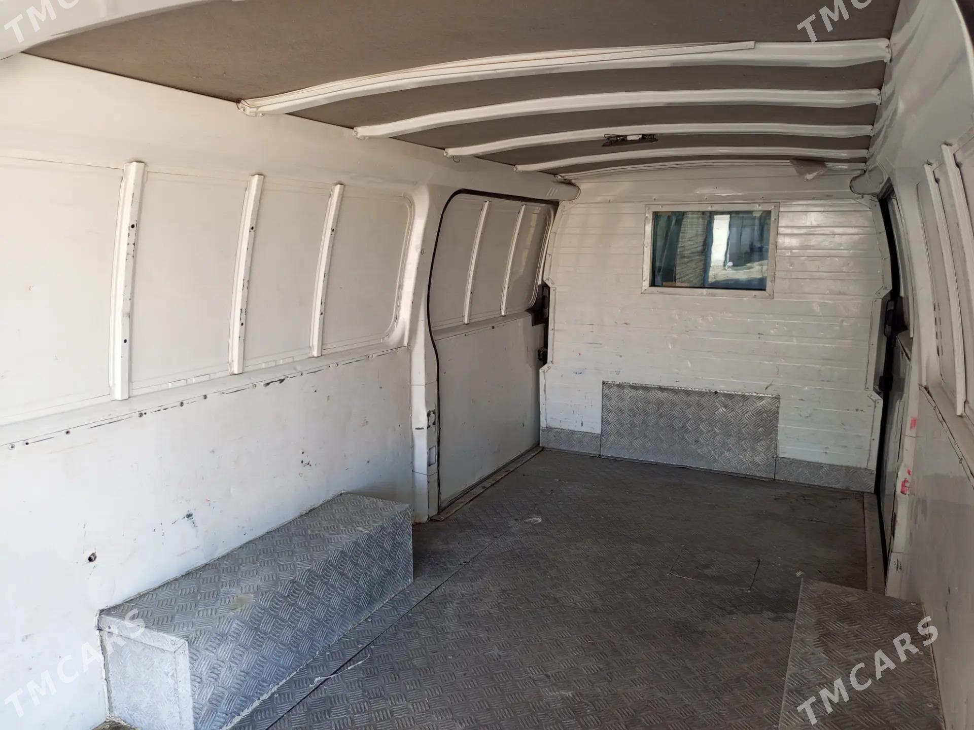 Nissan Urvan 2005 - 110 000 TMT - Дянев - img 2