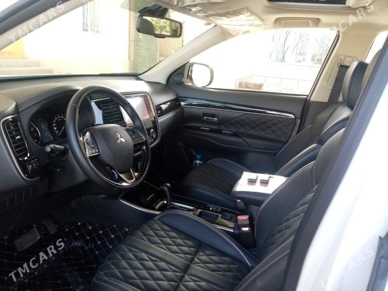 Mitsubishi Outlander 2022 - 310 000 TMT - Балканабат - img 4
