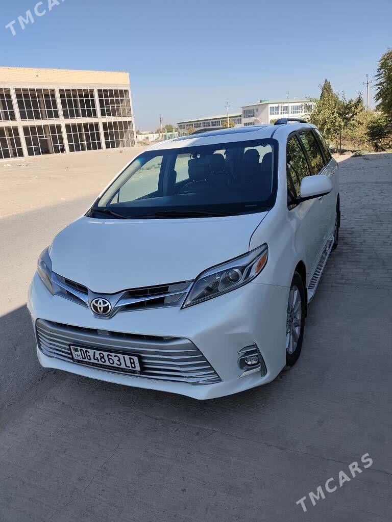 Toyota Sienna 2018 - 510 000 TMT - Халач - img 4