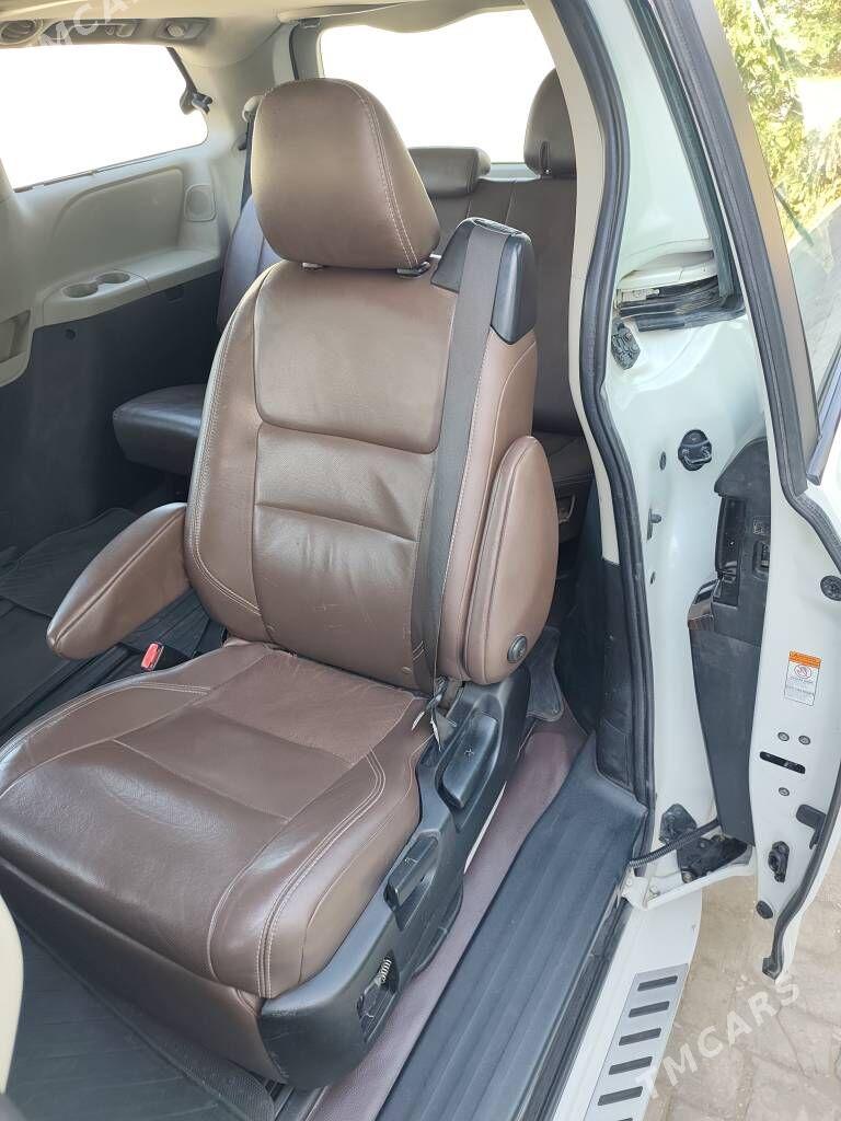 Toyota Sienna 2018 - 510 000 TMT - Халач - img 3