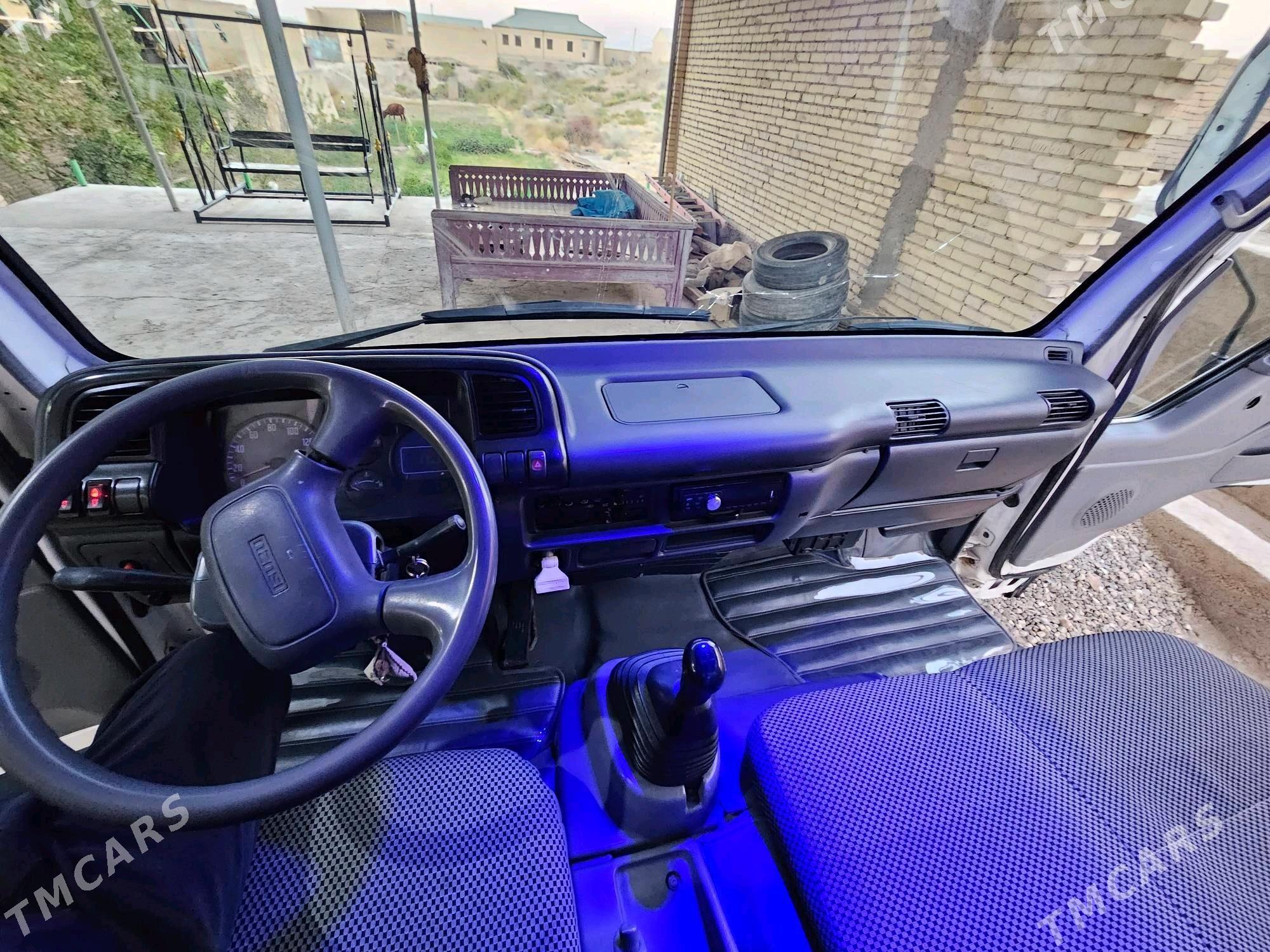Isuzu Elf 2006 - 260 000 TMT - Халач - img 9