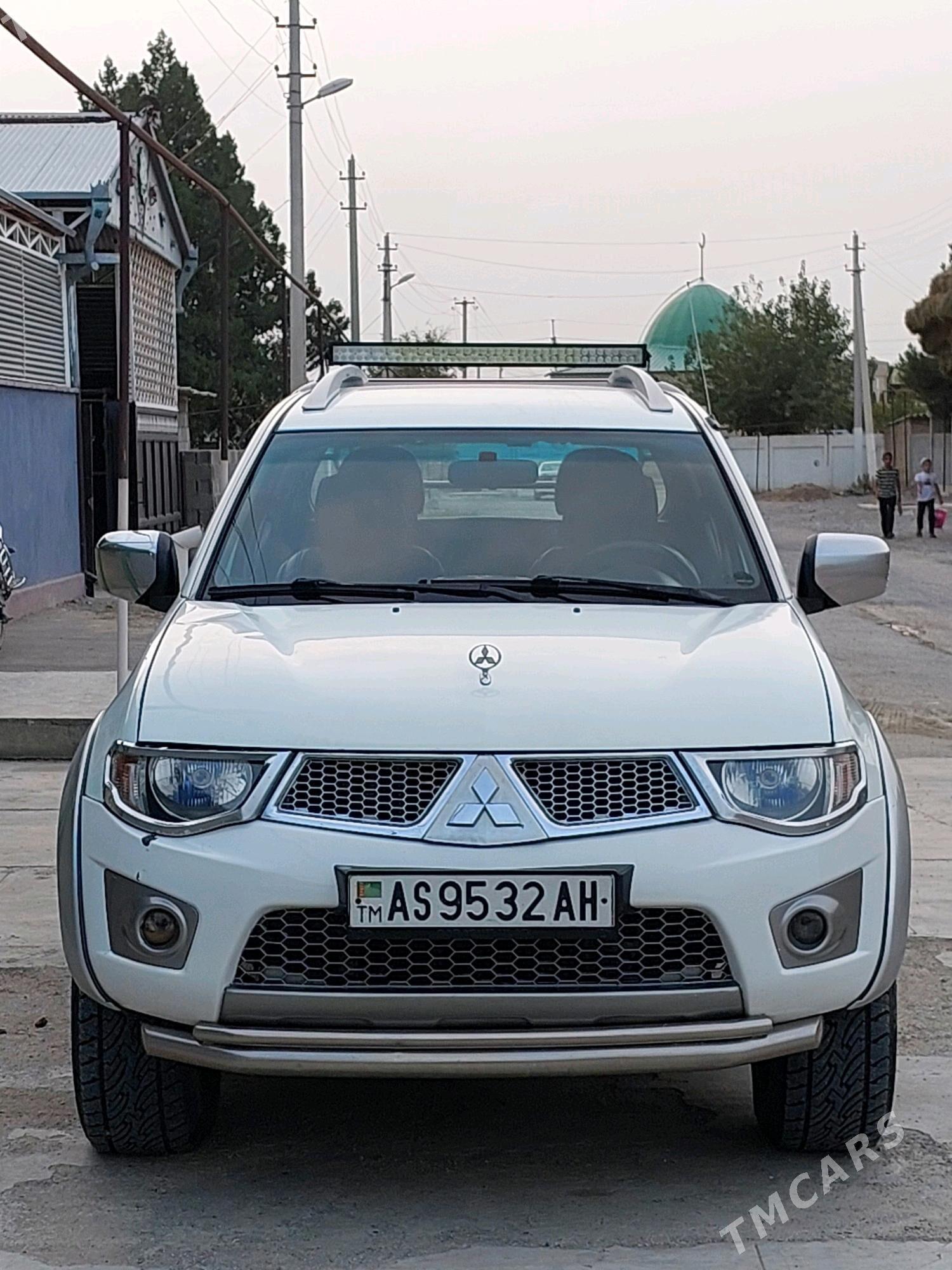 Mitsubishi L200 2010 - 220 000 TMT - Бахарден - img 3