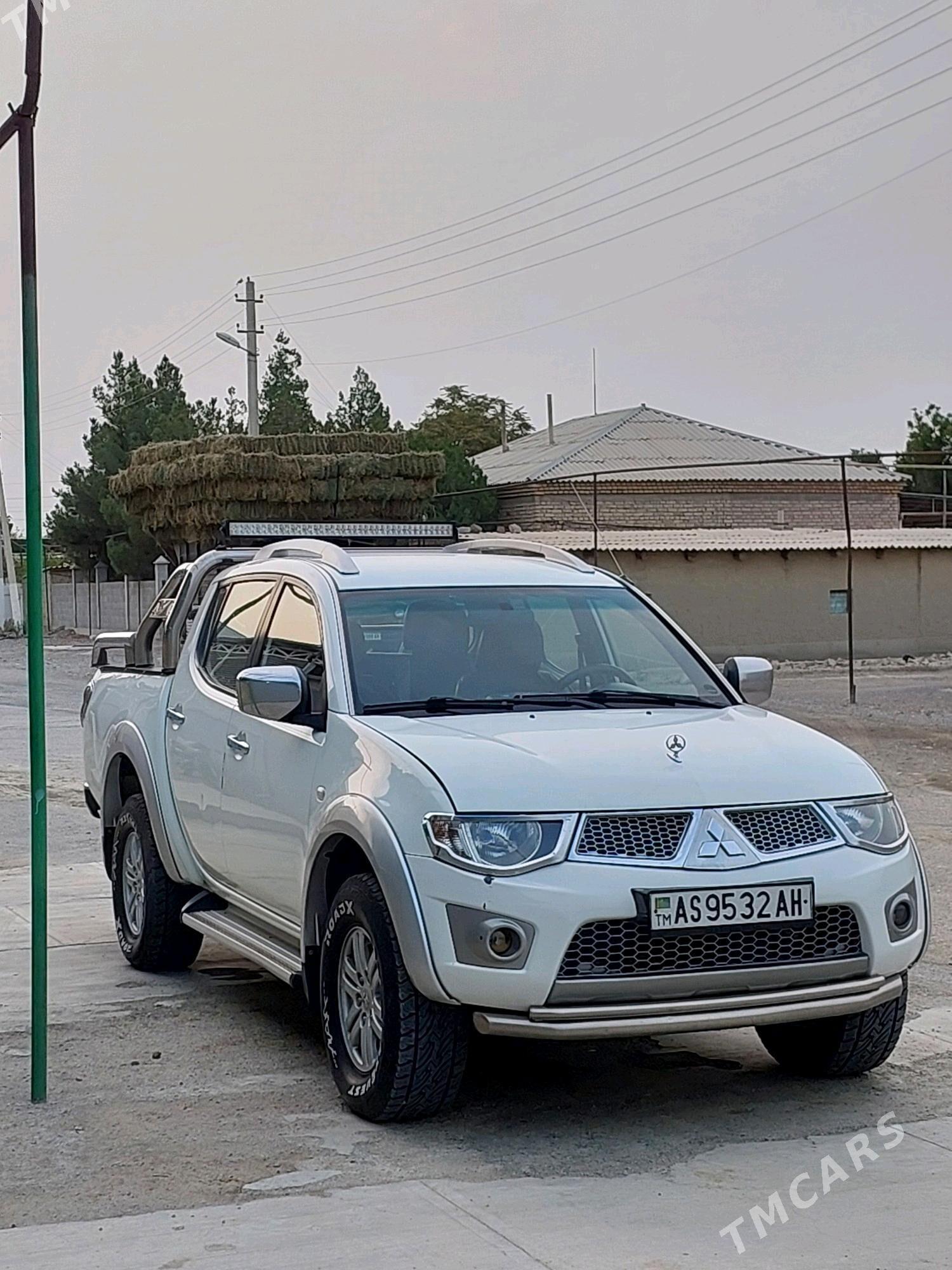 Mitsubishi L200 2010 - 220 000 TMT - Бахарден - img 1