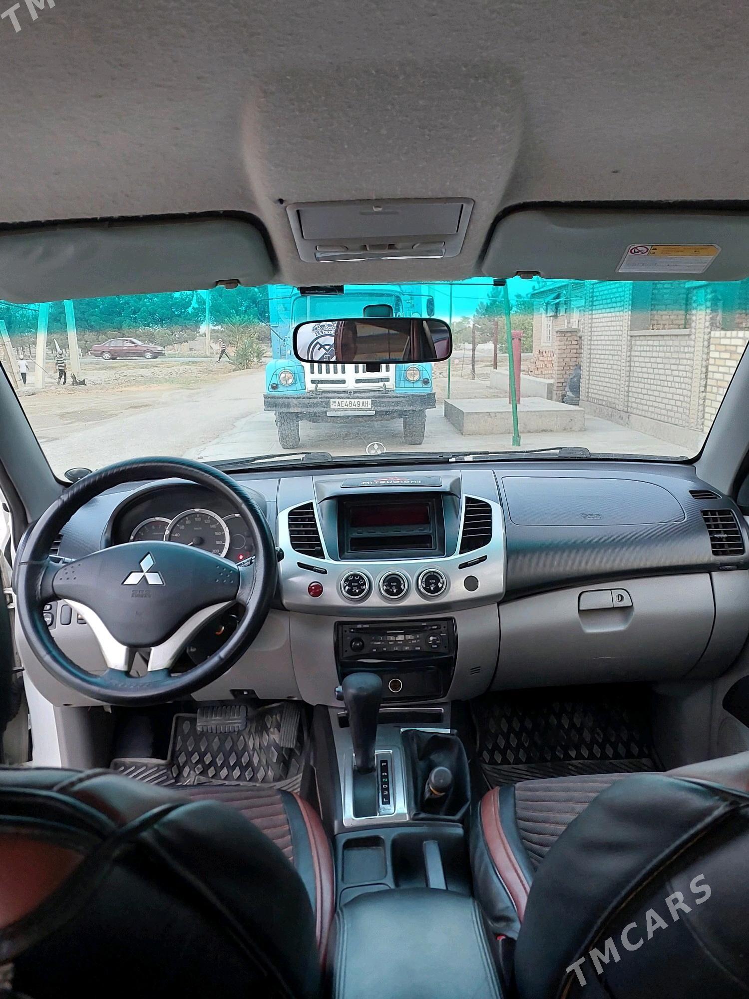 Mitsubishi L200 2010 - 220 000 TMT - Бахарден - img 2