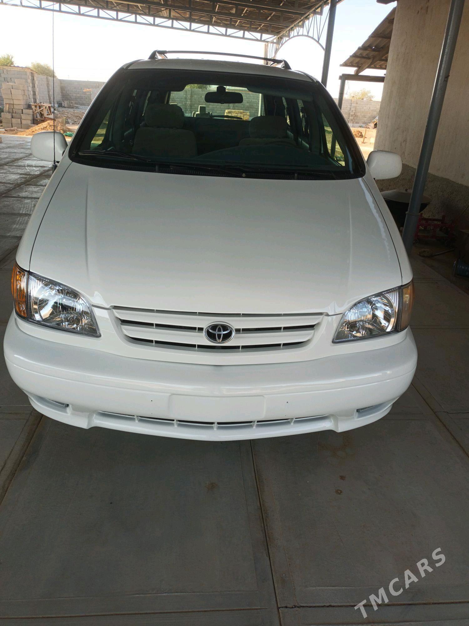 Toyota Sienna 2002 - 210 000 TMT - Бабадайхан - img 3