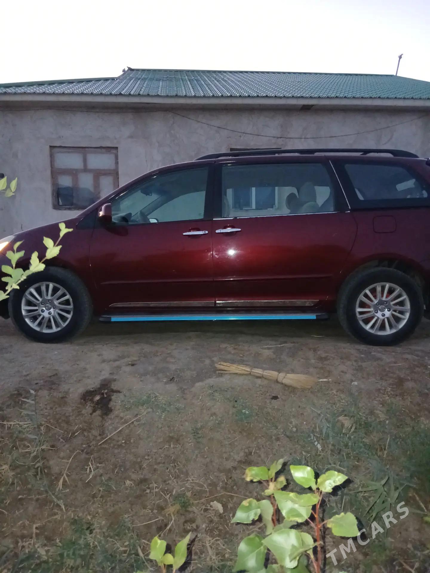 Toyota Sienna 2004 - 250 000 TMT - Кёнеургенч - img 3