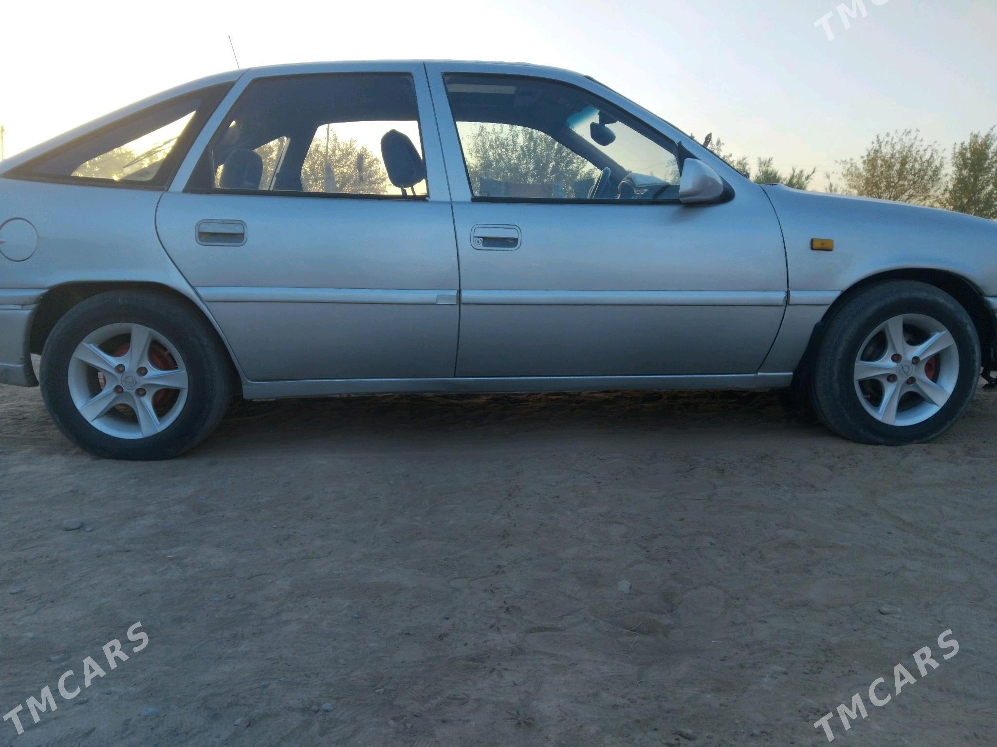 Opel Vectra 1989 - 29 000 TMT - Теджен - img 3