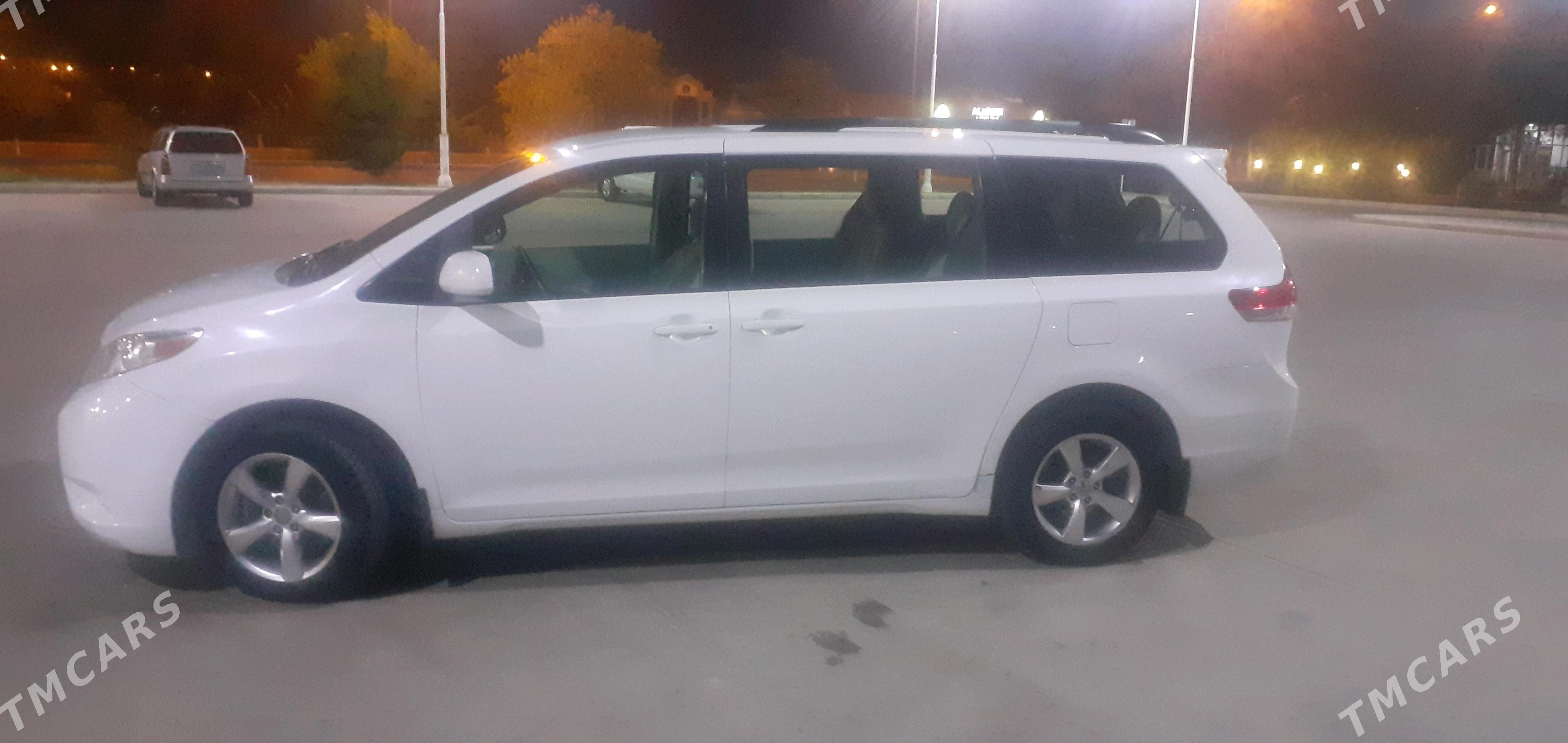 Toyota Sienna 2010 - 310 000 TMT - Мары - img 4