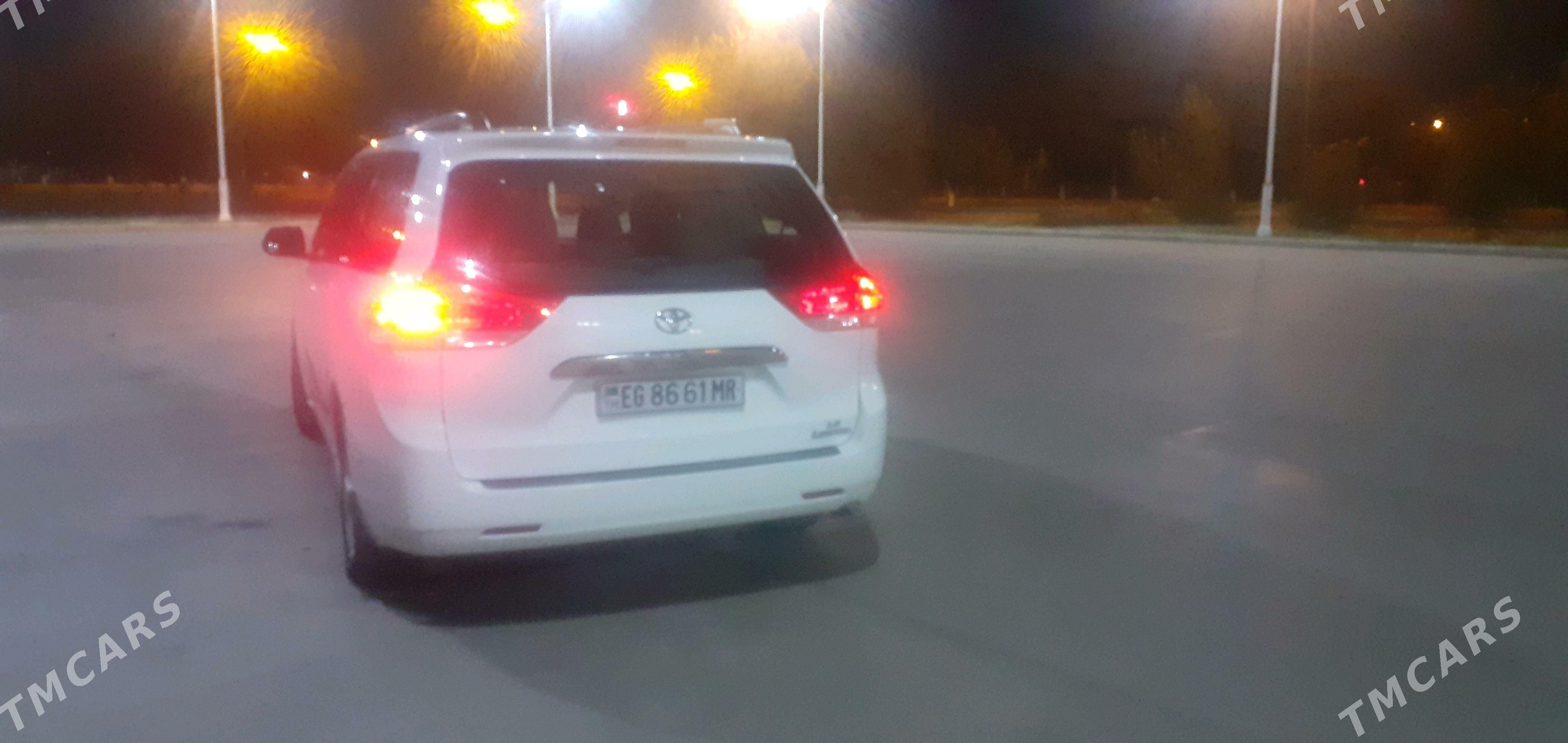 Toyota Sienna 2010 - 310 000 TMT - Мары - img 5