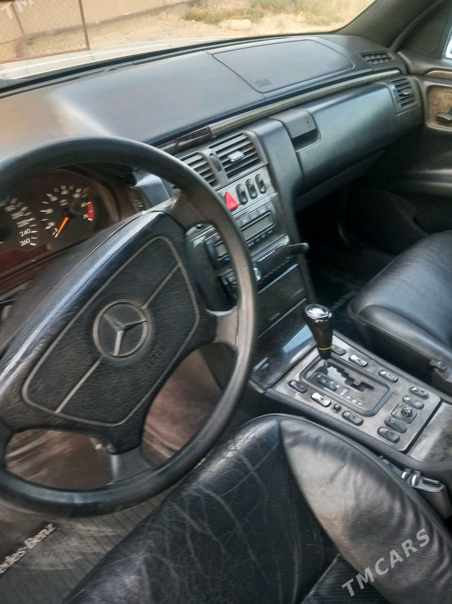 Mercedes-Benz E430 1999 - 107 000 TMT - Бахарден - img 3