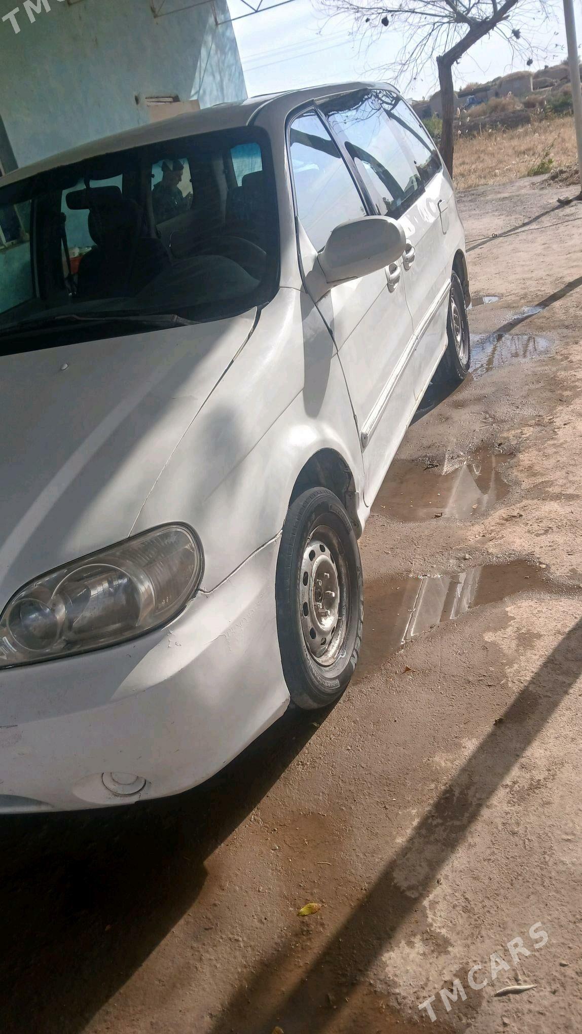 Kia Carnival 2001 - 60 000 TMT - Акдепе - img 1