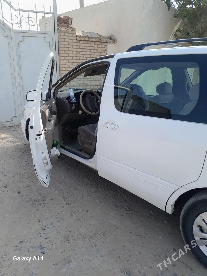Toyota Sienna 2002 - 160 000 TMT - Мургап - img 3