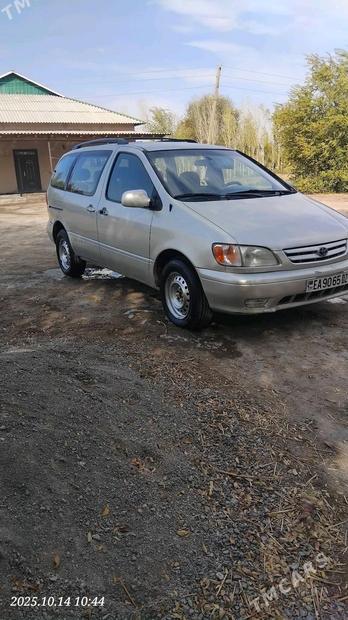 Toyota Sienna 2002 - 150 000 TMT - Кёнеургенч - img 2