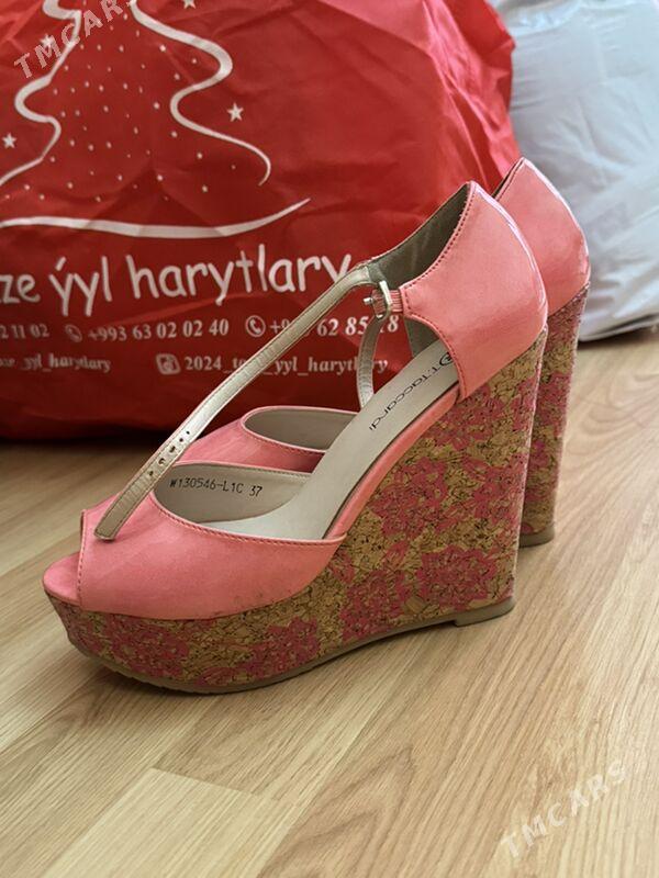 босоножки на танкетке - Podwoýski köç. (Bitarap Türkmenistan şaýoly) - img 2