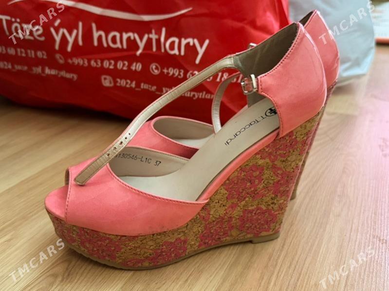 босоножки на танкетке - Podwoýski köç. (Bitarap Türkmenistan şaýoly) - img 1