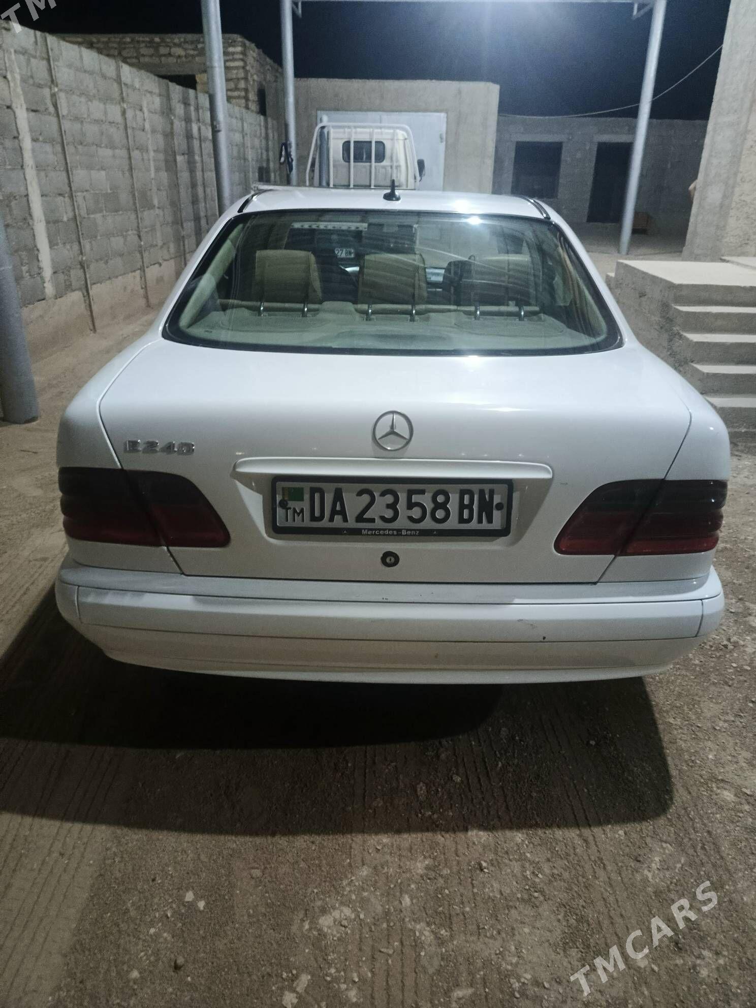 Mercedes-Benz E320 2001 - 88 000 TMT - Гумдаг - img 2