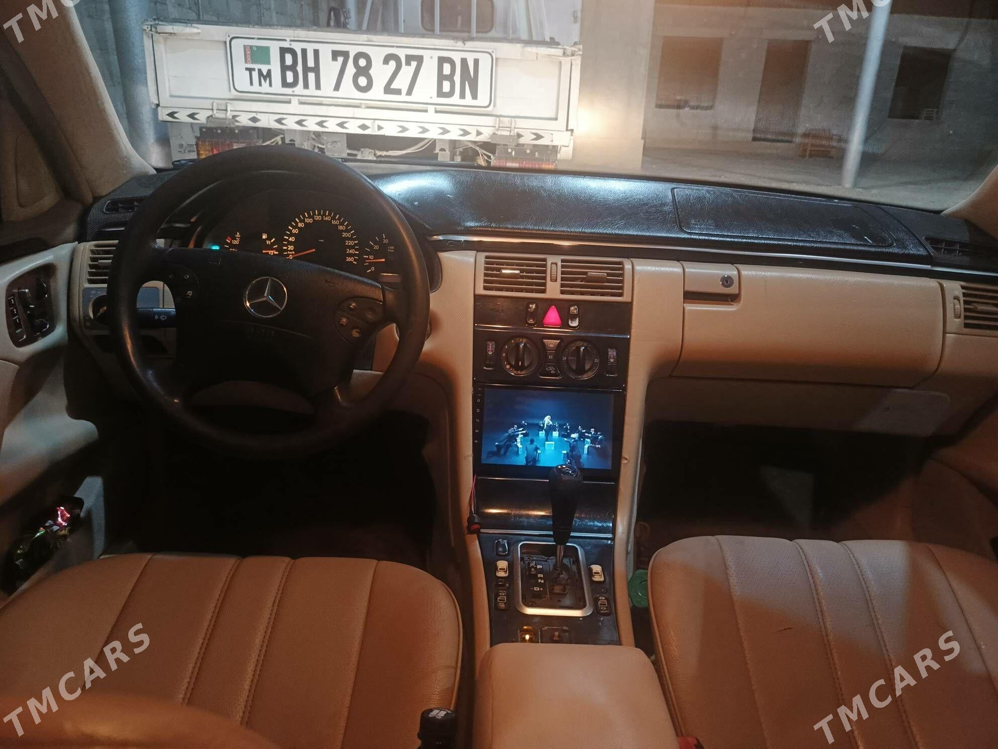 Mercedes-Benz E320 2001 - 88 000 TMT - Гумдаг - img 1