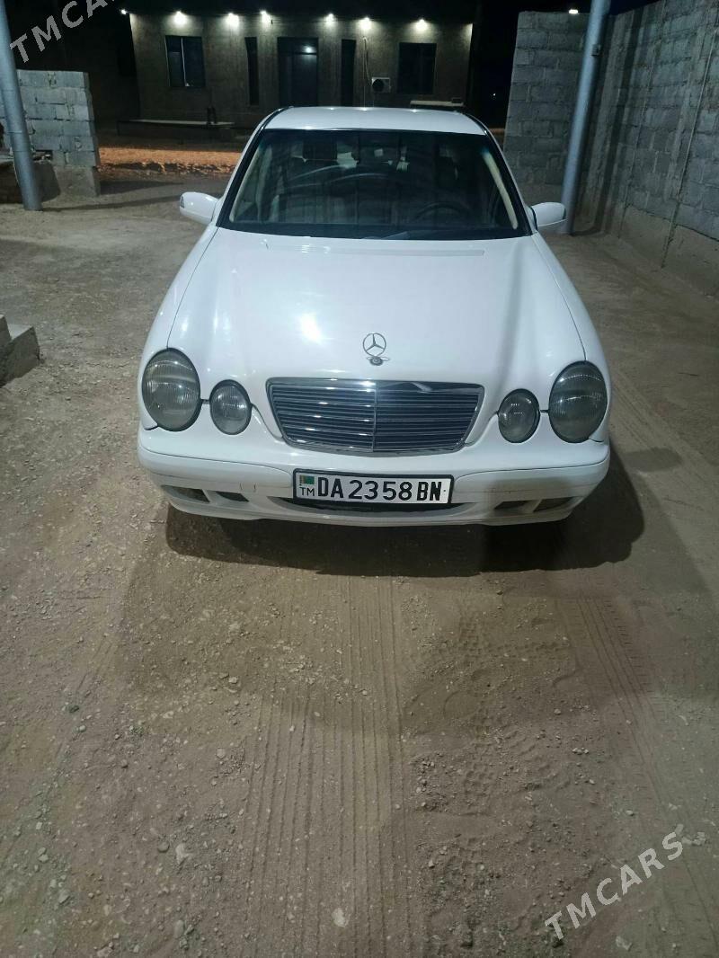 Mercedes-Benz E320 2001 - 88 000 TMT - Гумдаг - img 4