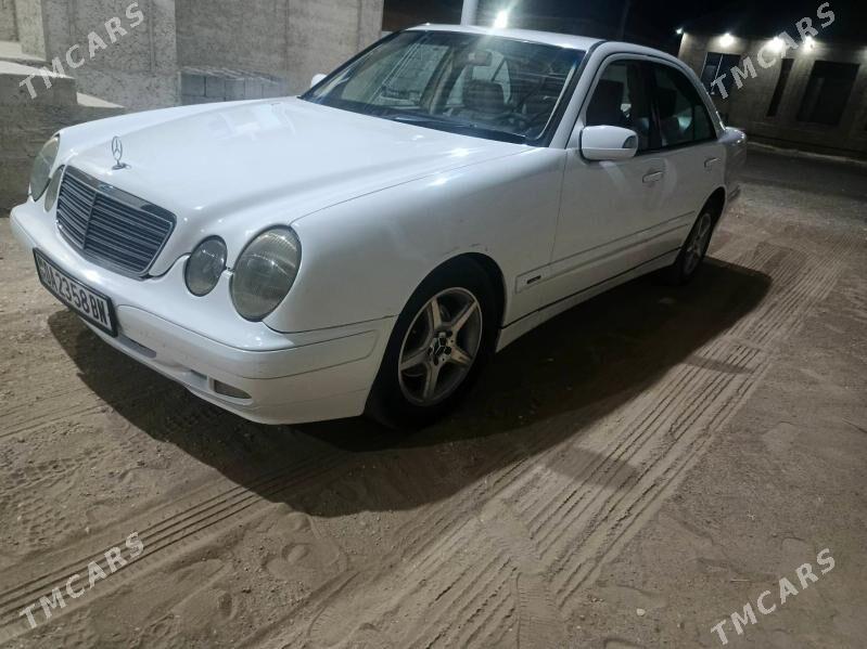 Mercedes-Benz E320 2001 - 88 000 TMT - Гумдаг - img 5