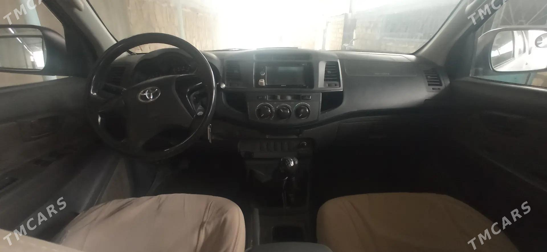 Toyota Hilux 2012 - 320 000 TMT - Gyzylarbat - img 3