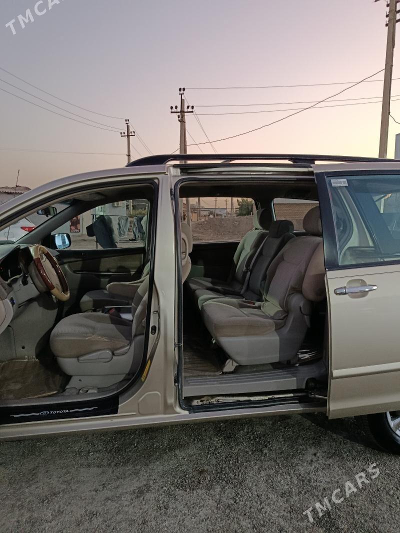 Toyota Sienna 2006 - 240 000 TMT - Мары - img 1