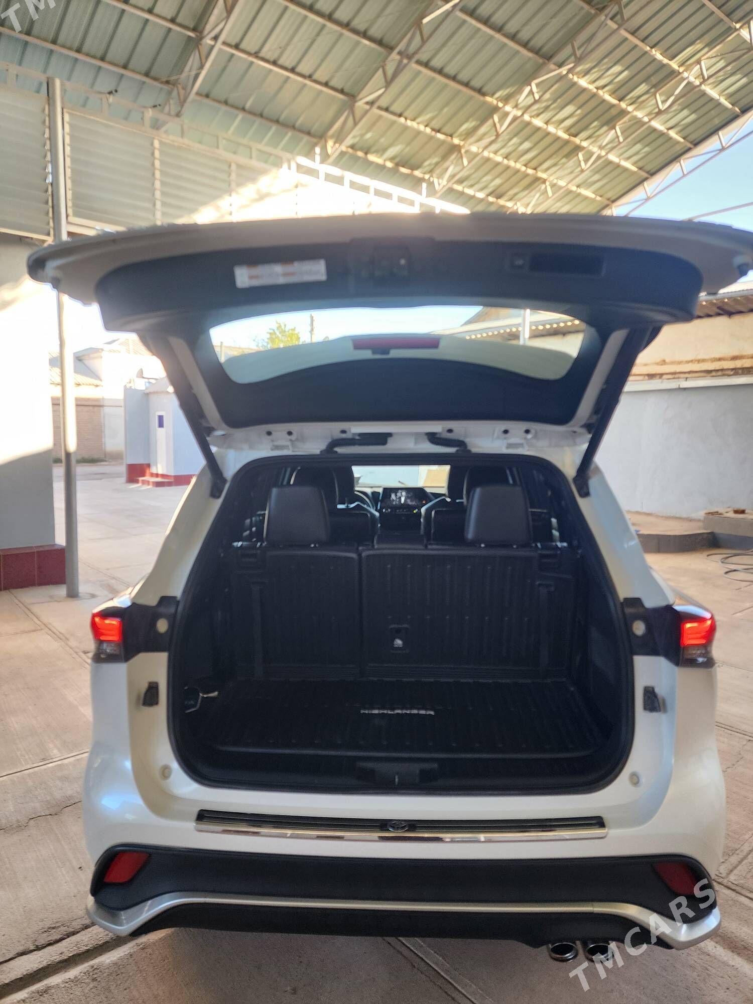 Toyota Highlander 2022 - 540 000 TMT - Теджен - img 1