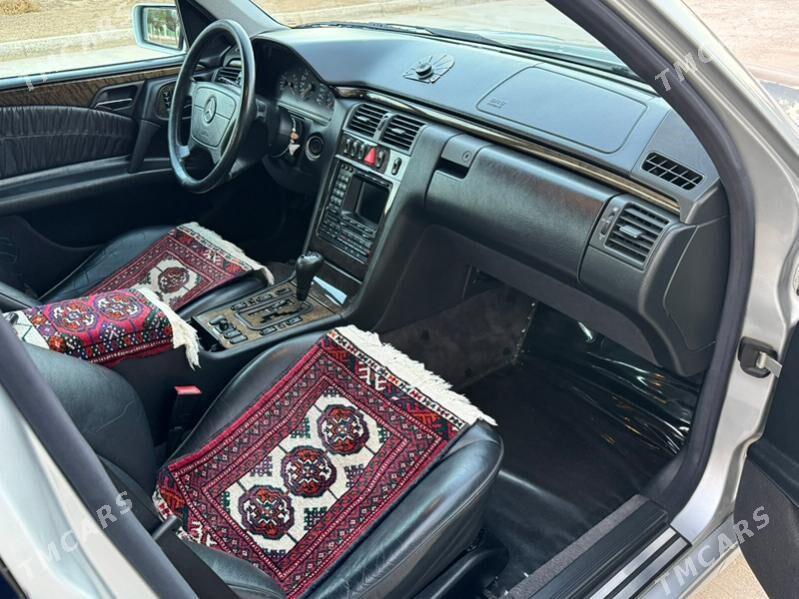 Mercedes-Benz E320 1999 - 130 000 TMT - Бузмеин ГРЭС - img 1