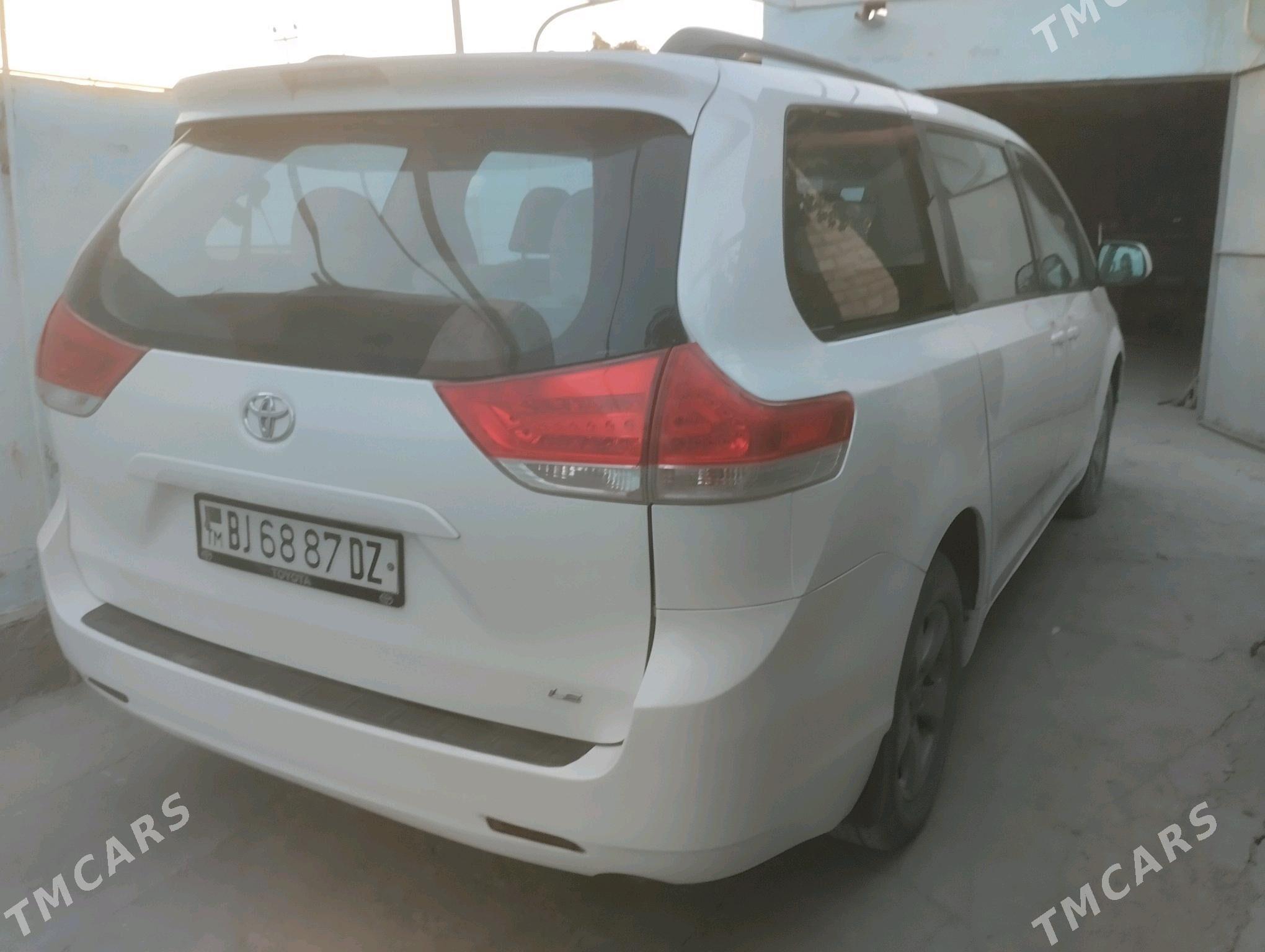 Toyota Sienna 2010 - 280 000 TMT - Daşoguz - img 4