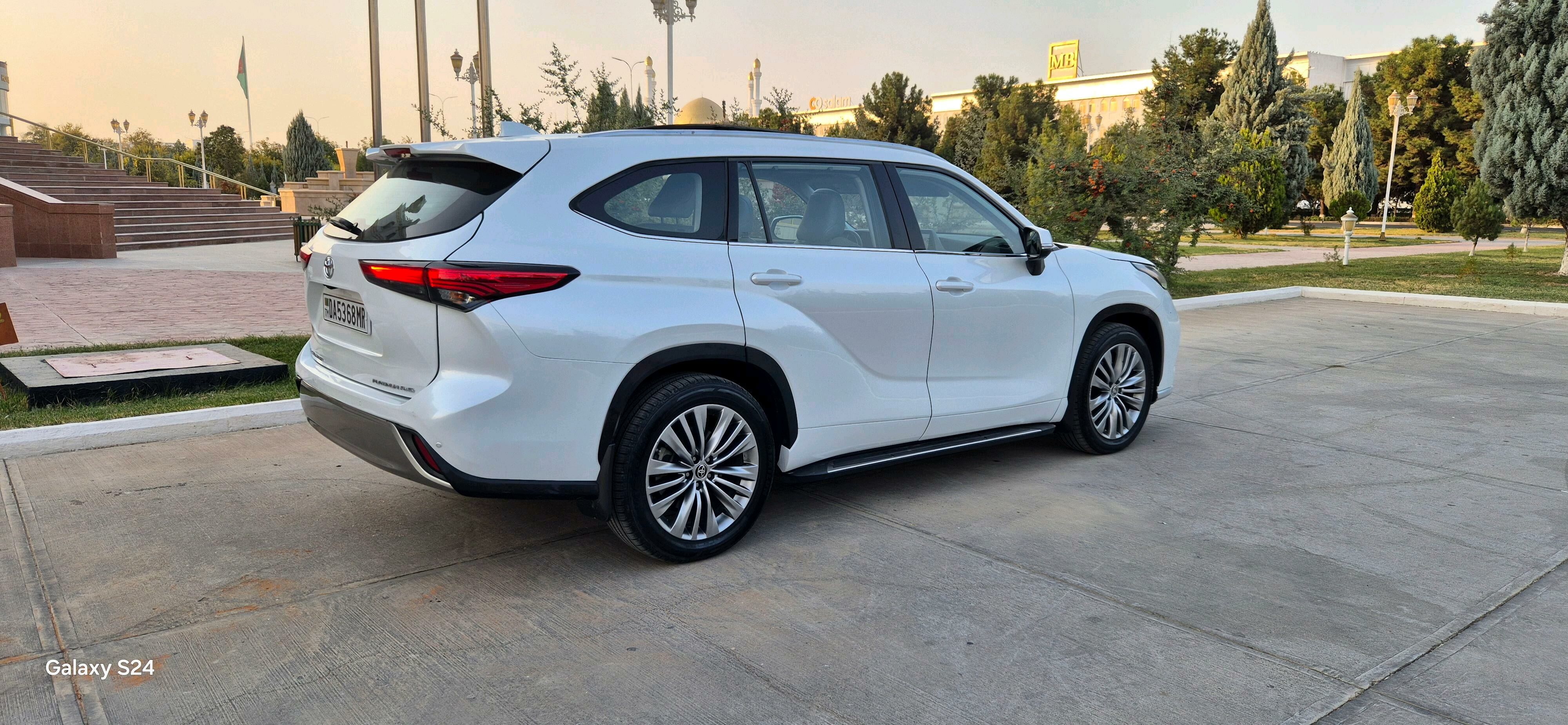 Toyota Highlander 2022 - 700 000 TMT - Мары - img 5