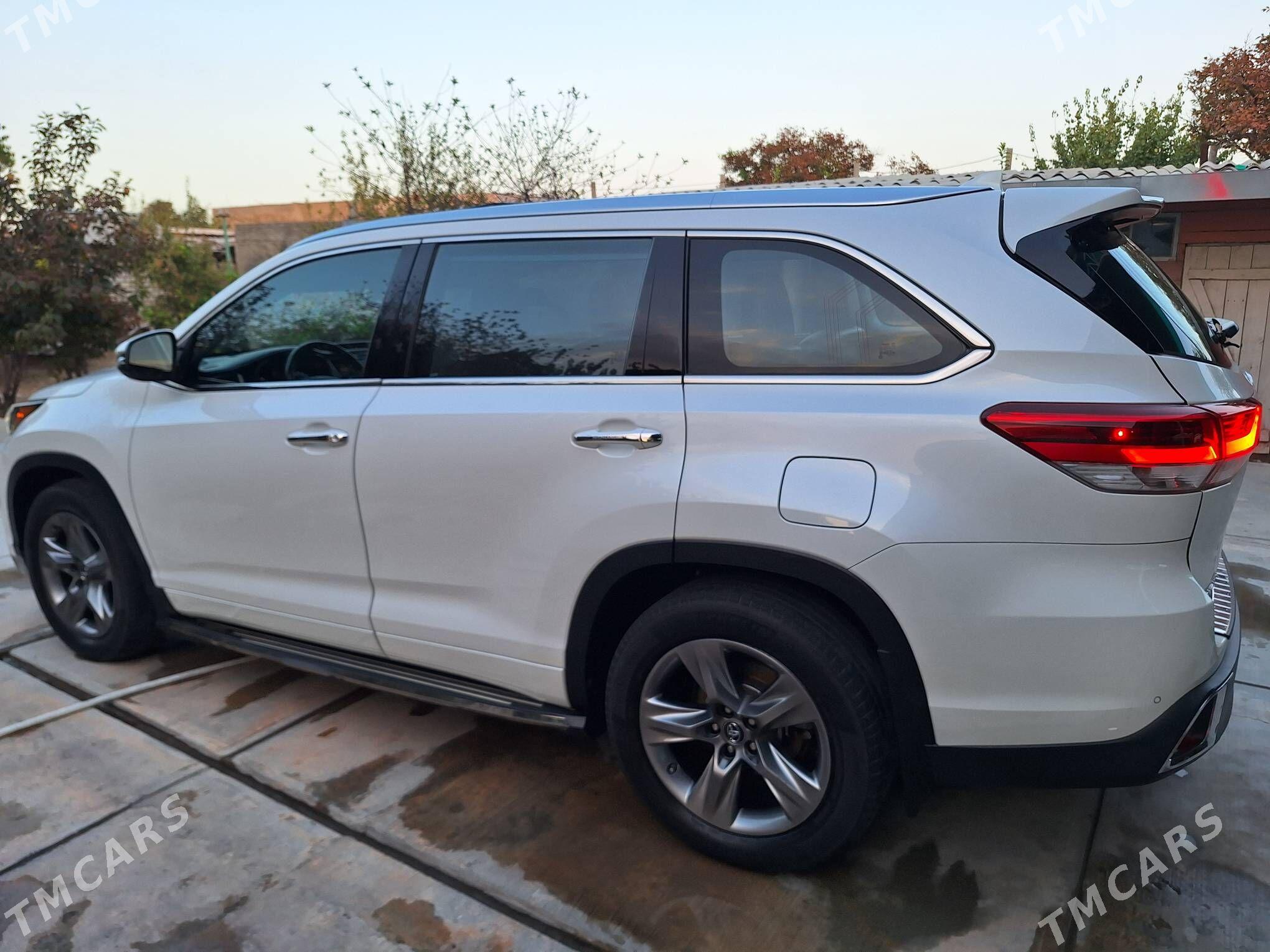 Toyota Highlander 2017 - 600 000 TMT - Херрикгала - img 1