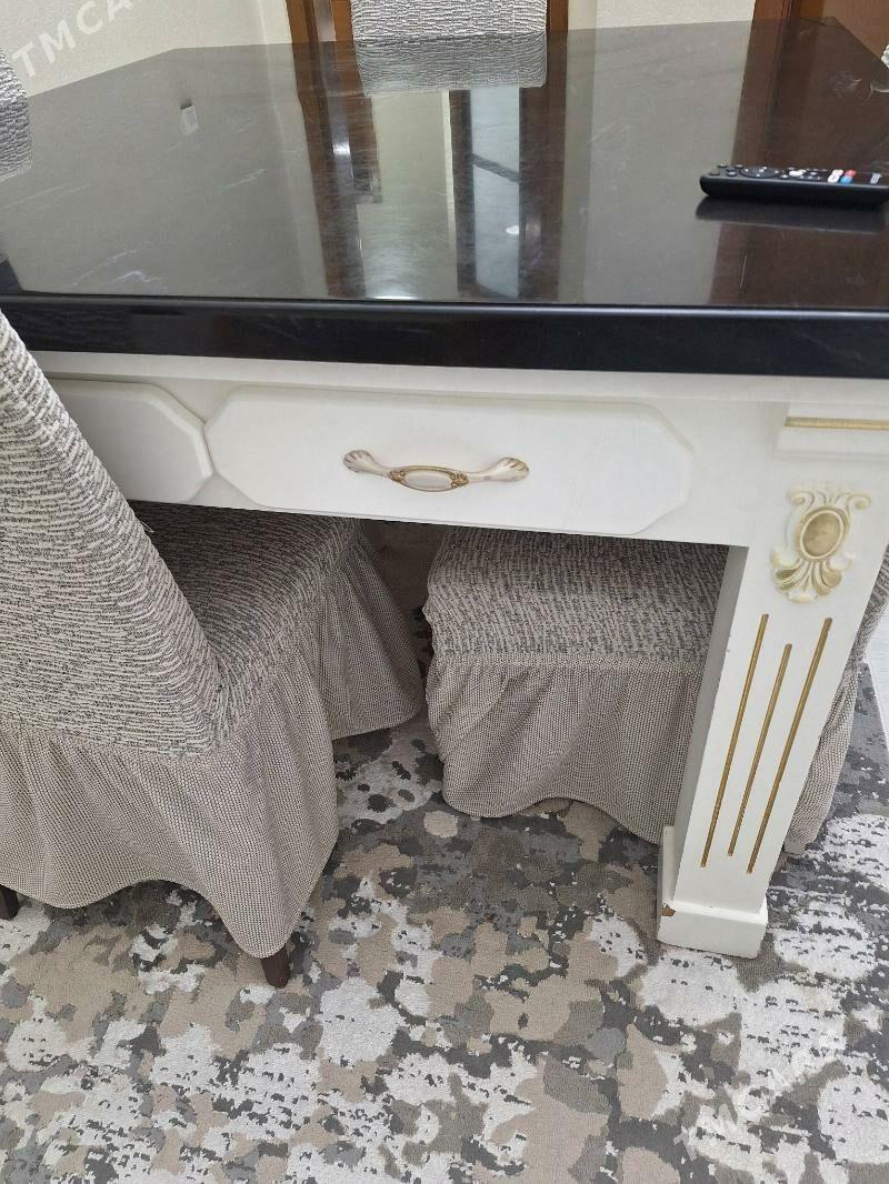 стол - Moskowskiý köç. (10 ýyl abadançylyk şaýoly) - img 1