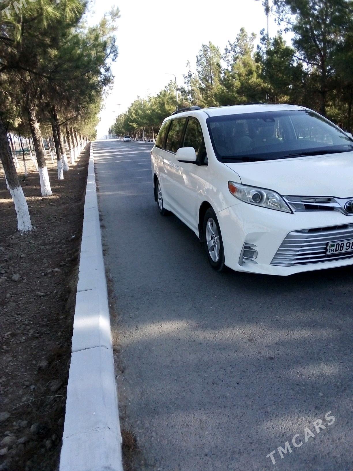 Toyota Sienna 2018 - 400 000 TMT - Векильбазар - img 1