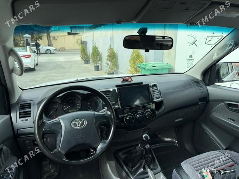 Toyota Hilux 2015 - 380 000 TMT - Aşgabat - img 4